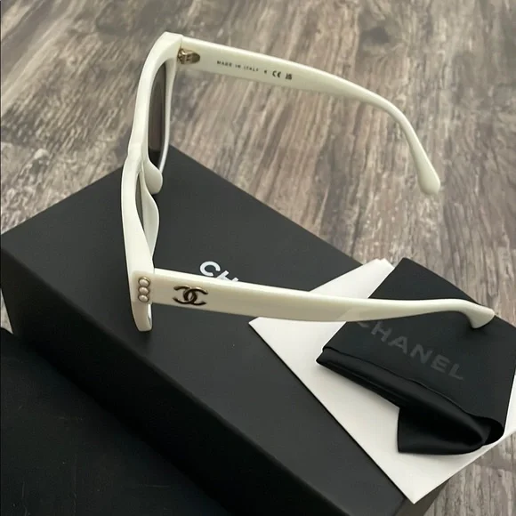 Chanel White pearl Sunglasses - Picture 3 of 5